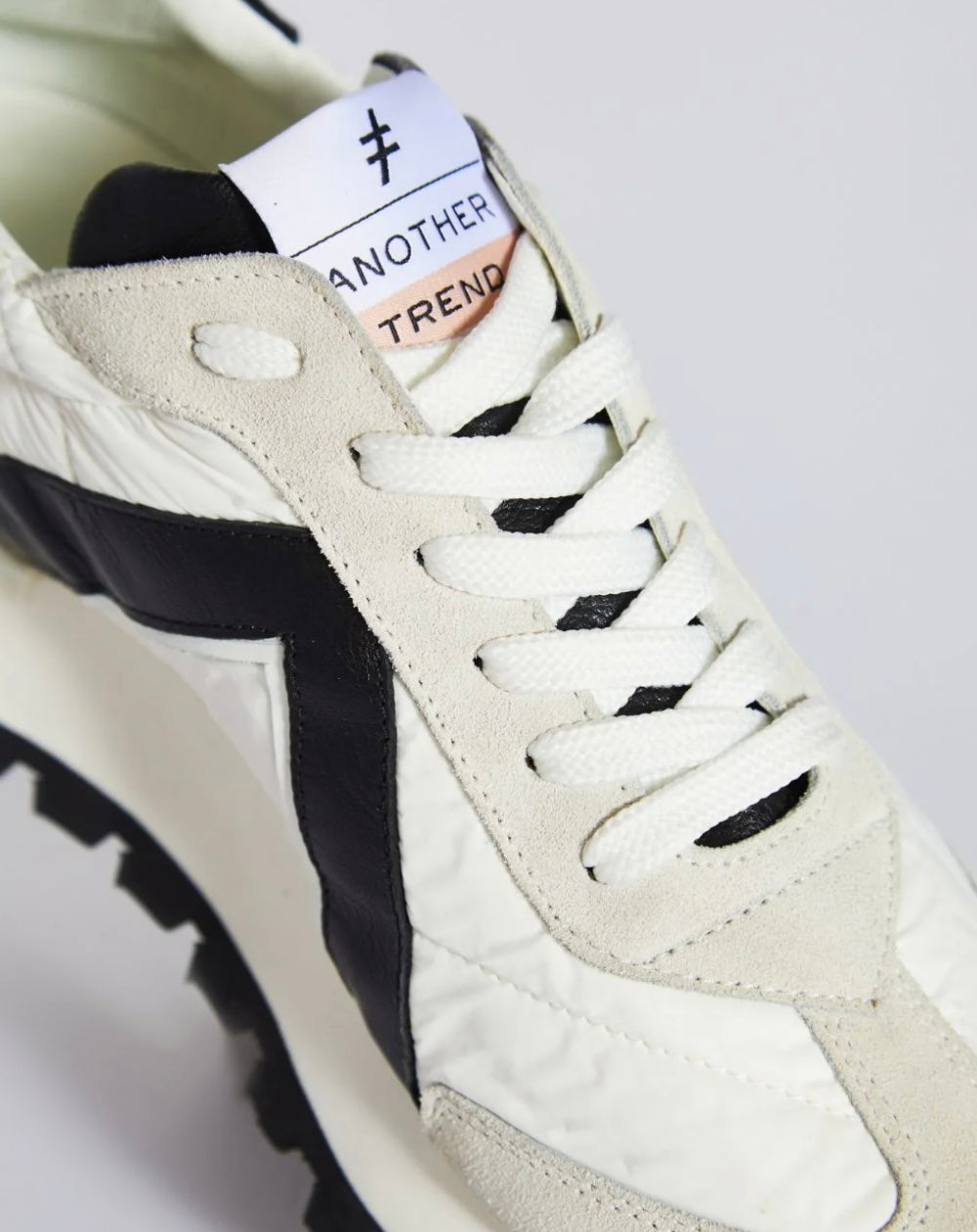 Another Trend, Fashion Trainer Black & White