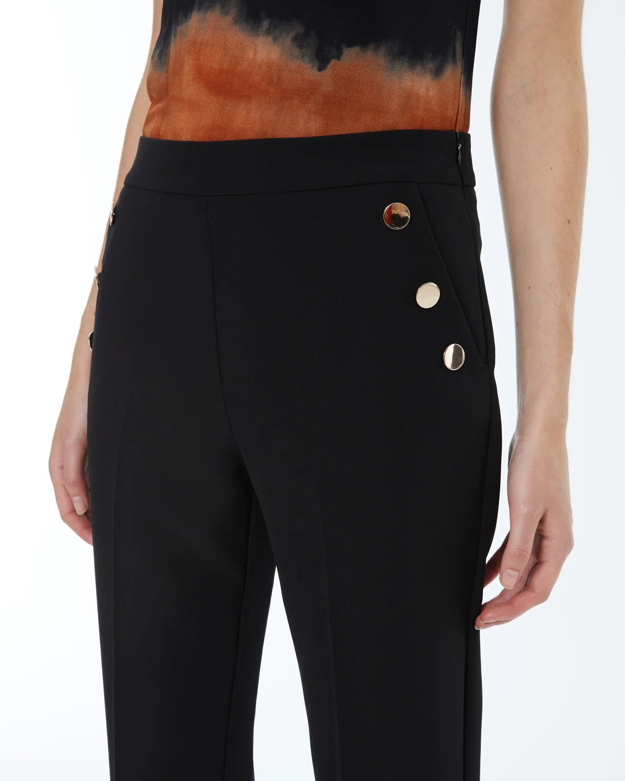 Andam, high-waisted ankle length pants with gold buttons. BLACK