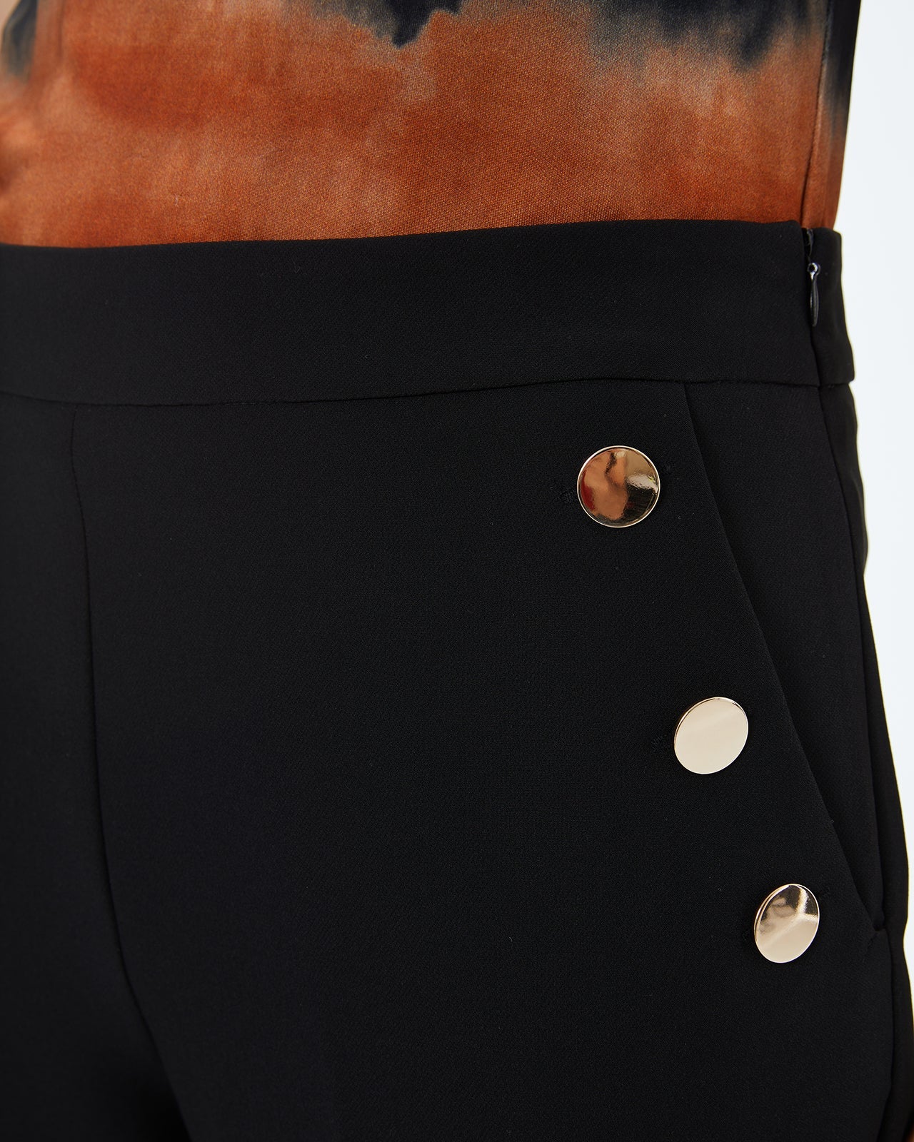 Andam, high-waisted ankle length pants with gold buttons. BLACK