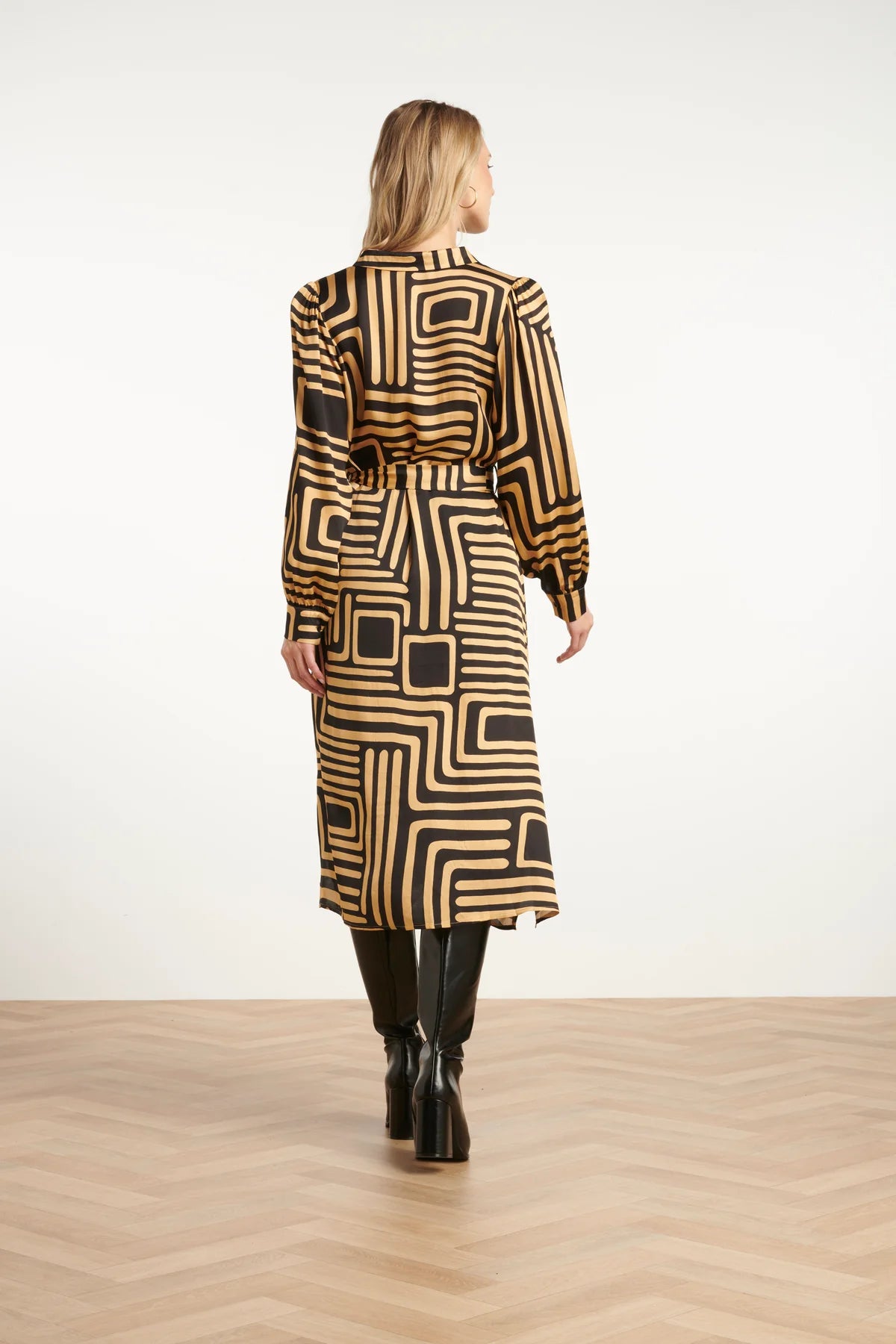 Smashed Lemon, BLACK AND GOLD GRAPHIC PRINTED MIDI DRESS WITH COLLAR | BLACK - CAMEL 25578