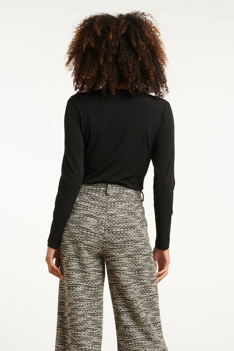 Smashed Lemon, BLACK FITTED TOP WITH LONG SLEEVES AND ASYMMETRICAL NECKLINE | BLACK 25669