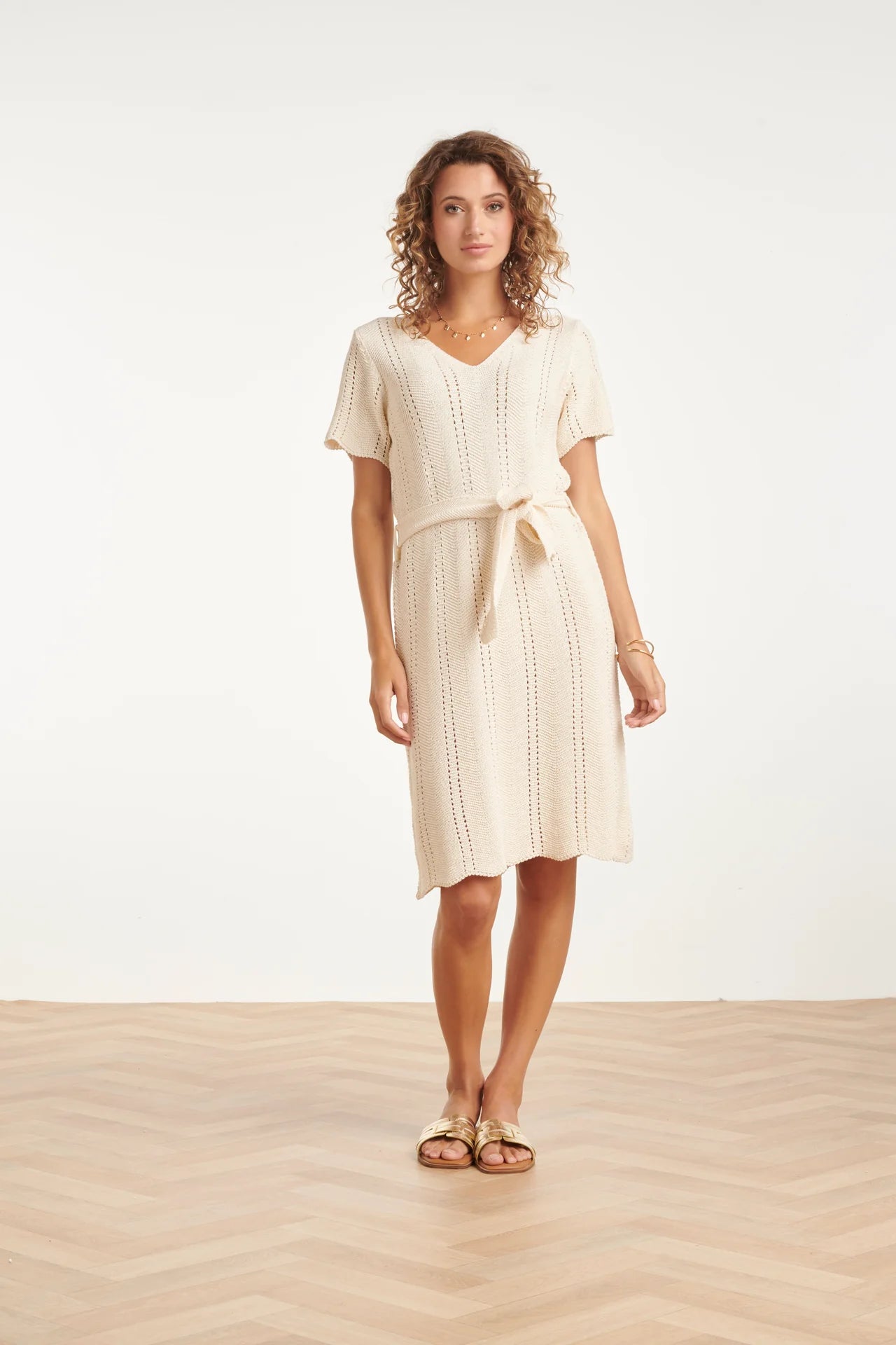 Smashed Lemon, KNITTED DRESS WITH V-NECK AND TIE BELT | OFF WHITE 26209
