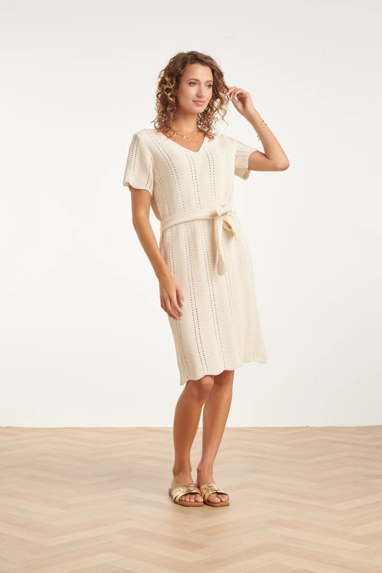 Smashed Lemon, KNITTED DRESS WITH V-NECK AND TIE BELT | OFF WHITE 26209