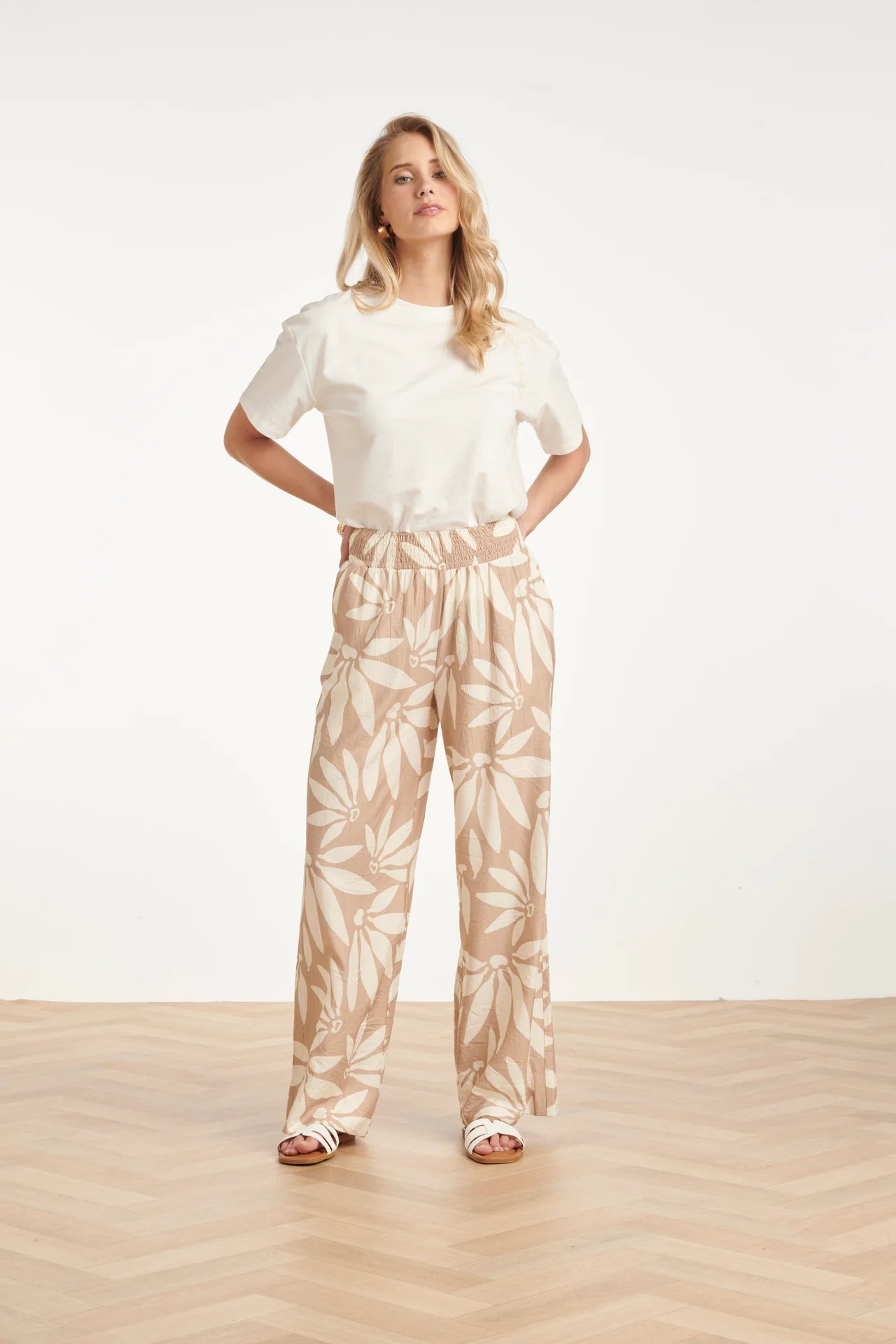 Smashed Lemon, WIDE LEG TROUSERS WITH FLORAL PRINT - BEIGE/WHITE | DARK SAND - OFF WHITE 26007
