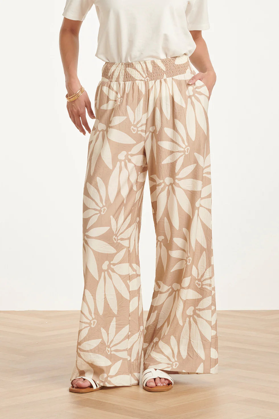 Smashed Lemon, WIDE LEG TROUSERS WITH FLORAL PRINT - BEIGE/WHITE | DARK SAND - OFF WHITE 26007