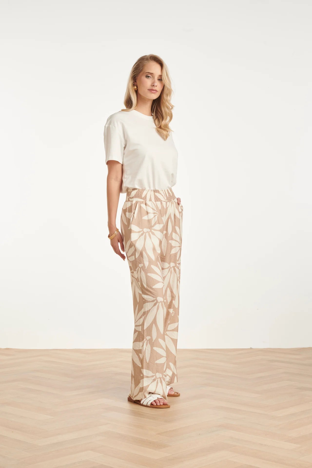 Smashed Lemon, WIDE LEG TROUSERS WITH FLORAL PRINT - BEIGE/WHITE | DARK SAND - OFF WHITE 26007