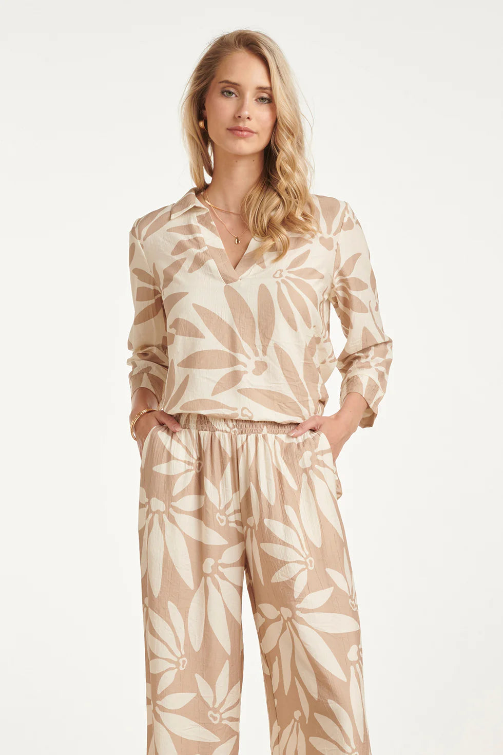 Smashed Lemon, V-NECK AND FLORAL PRINT TOP - BEIGE/WHITE | OFF WHITE - DARK SAND 26008