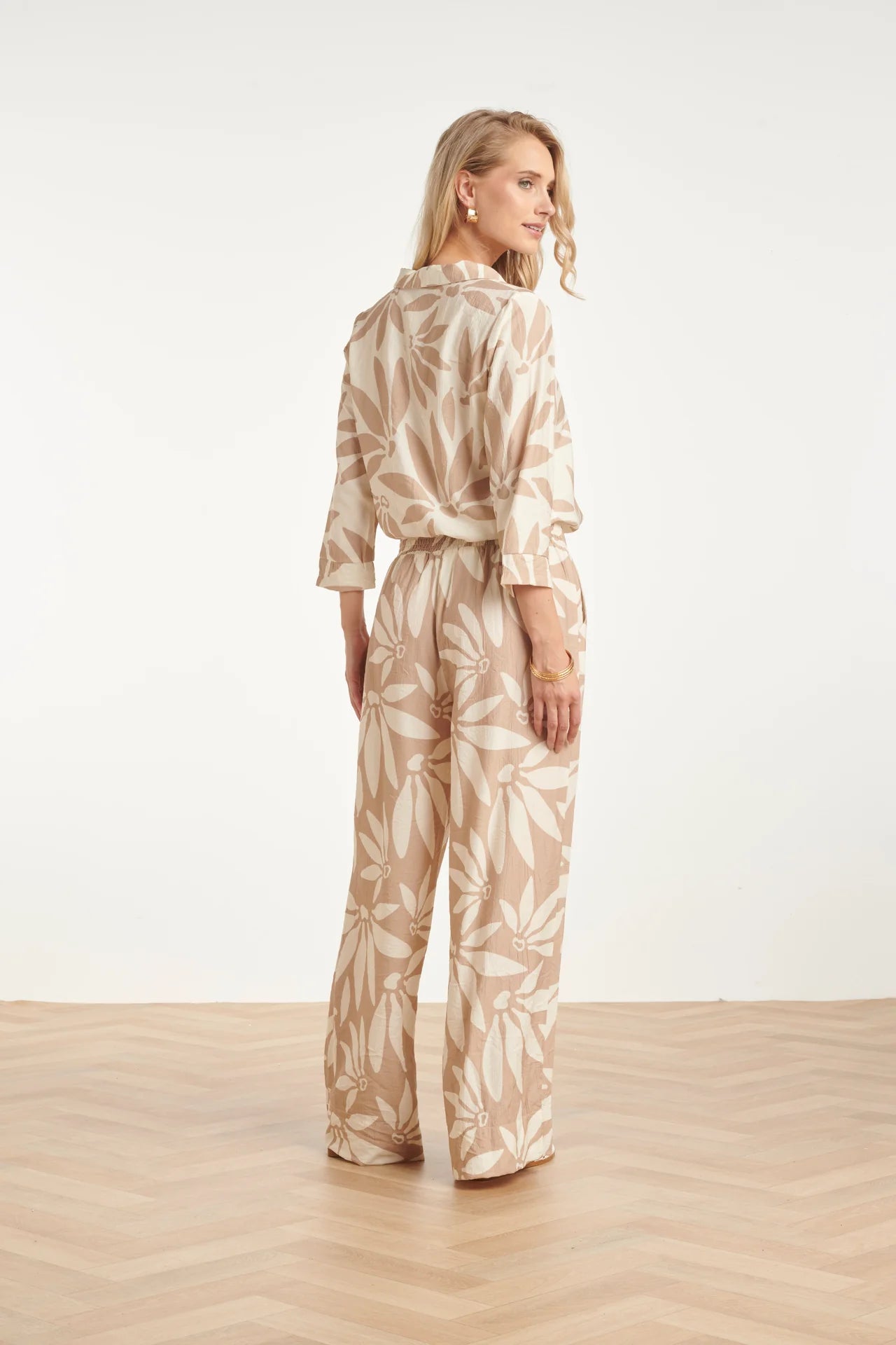 Smashed Lemon, V-NECK AND FLORAL PRINT TOP - BEIGE/WHITE | OFF WHITE - DARK SAND 26008