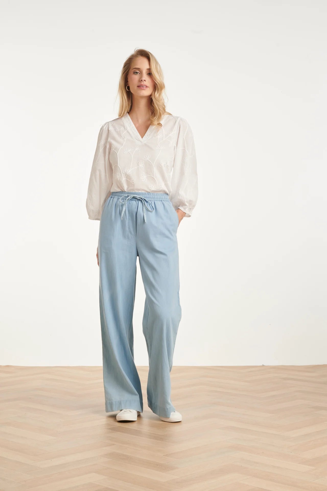Smashed Lemon, LIGHT BLUE WIDE LEG TROUSERS WITH DRAWSTRING | DENIM 26183