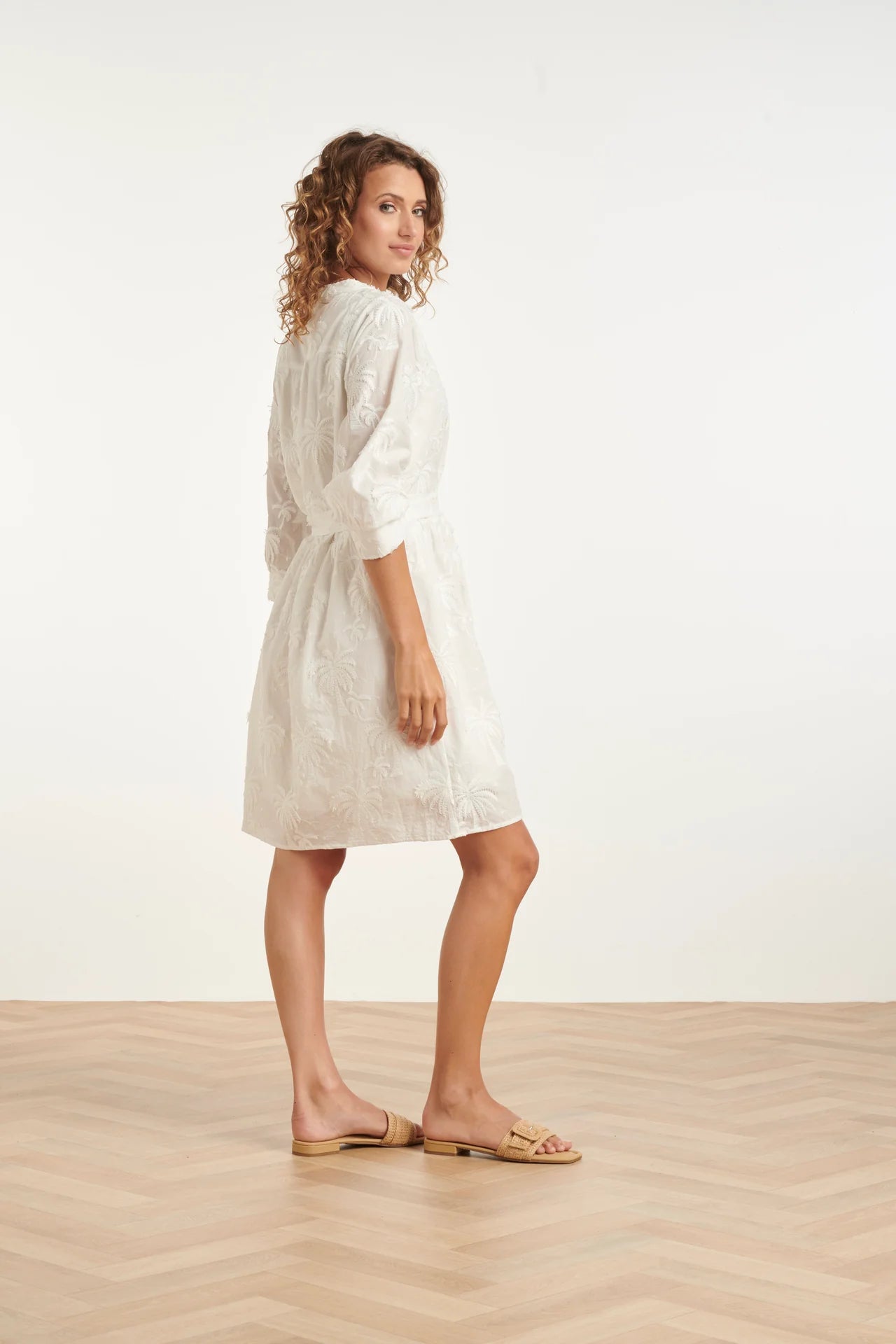 Smashed Lemon, SHORT DRESS WITH EMBROIDERED PALM MOTIF AND BELT | WHITE 26057