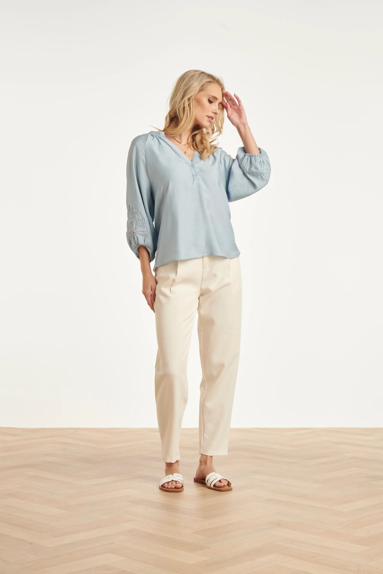 Smashed Lemon, ELEGANT HIGH-WAISTED PLEATED TROUSERS | OFF WHITE 26071