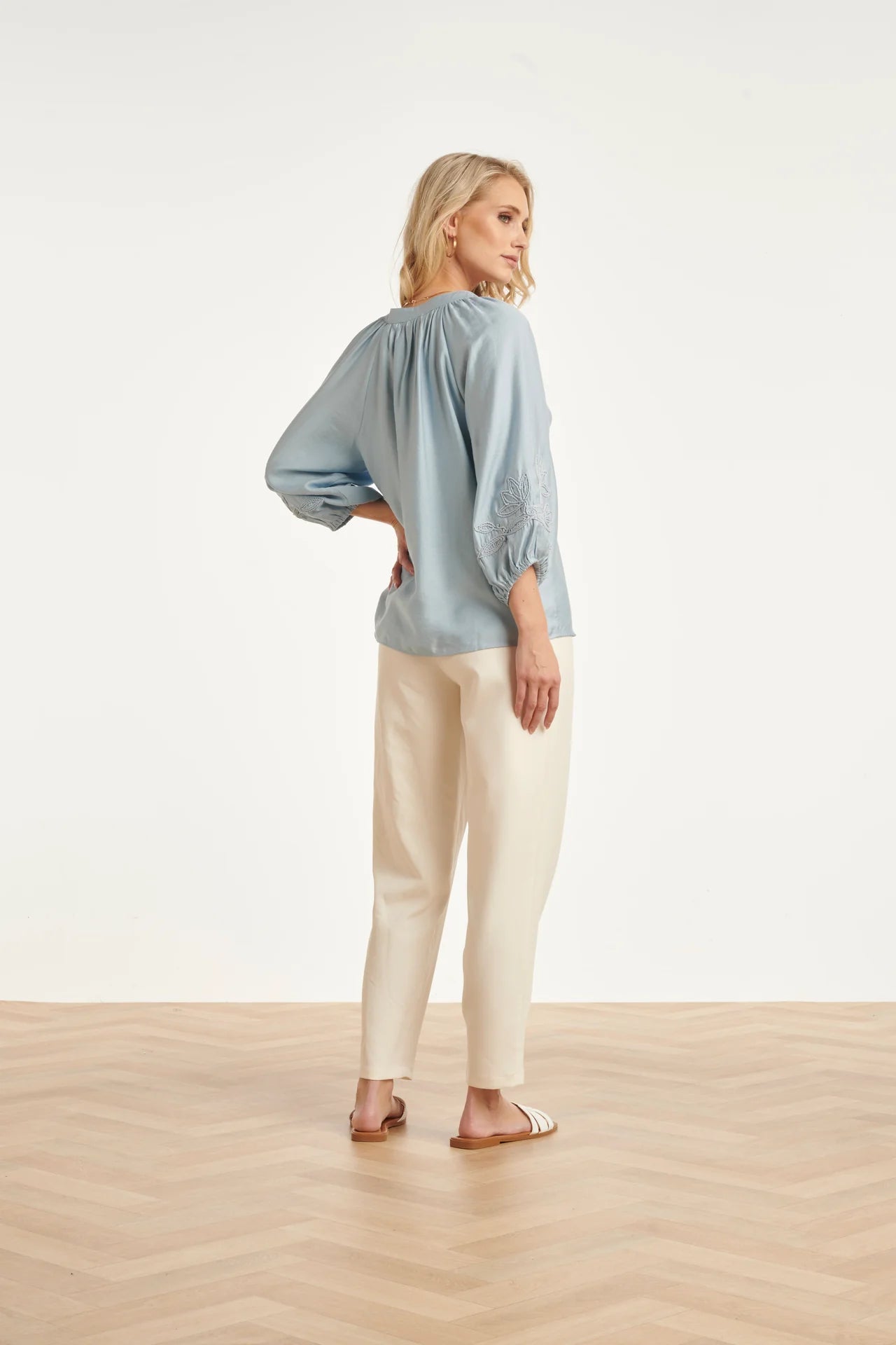 Smashed Lemon, ELEGANT HIGH-WAISTED PLEATED TROUSERS | OFF WHITE 26071