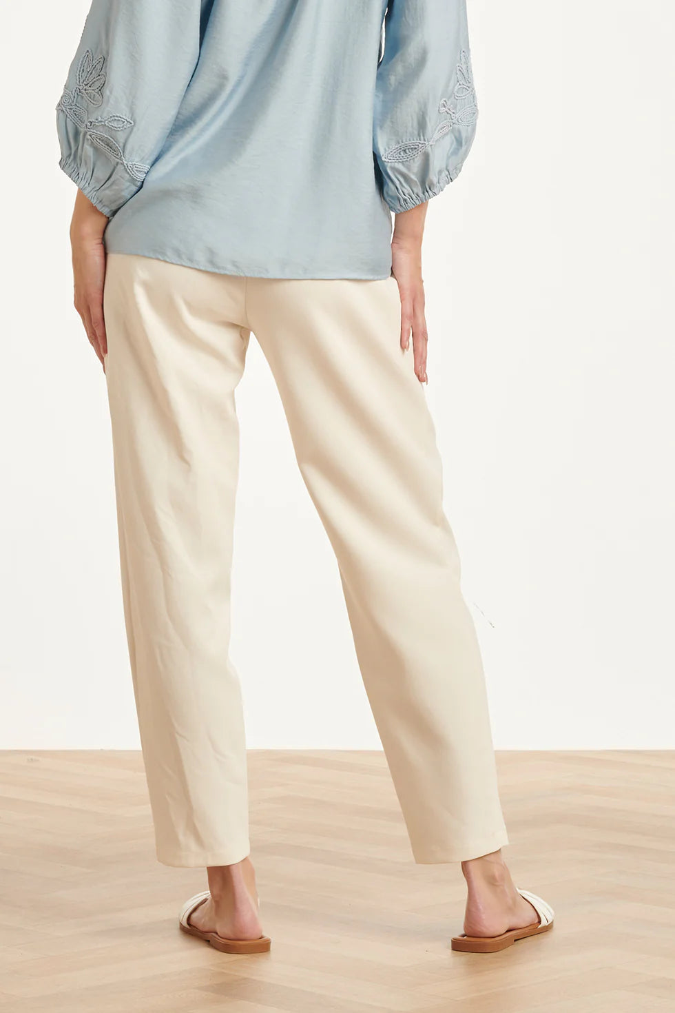 Smashed Lemon, ELEGANT HIGH-WAISTED PLEATED TROUSERS | OFF WHITE 26071