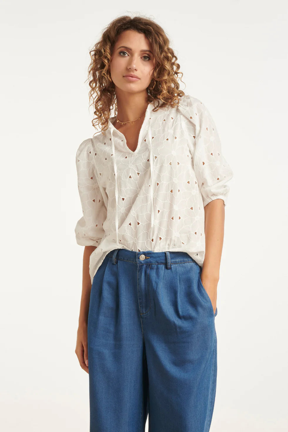 Smashed Lemon, WHITE BRODERIE TOP WITH V-NECK AND BALLOON SLEEVES | WHITE 26133