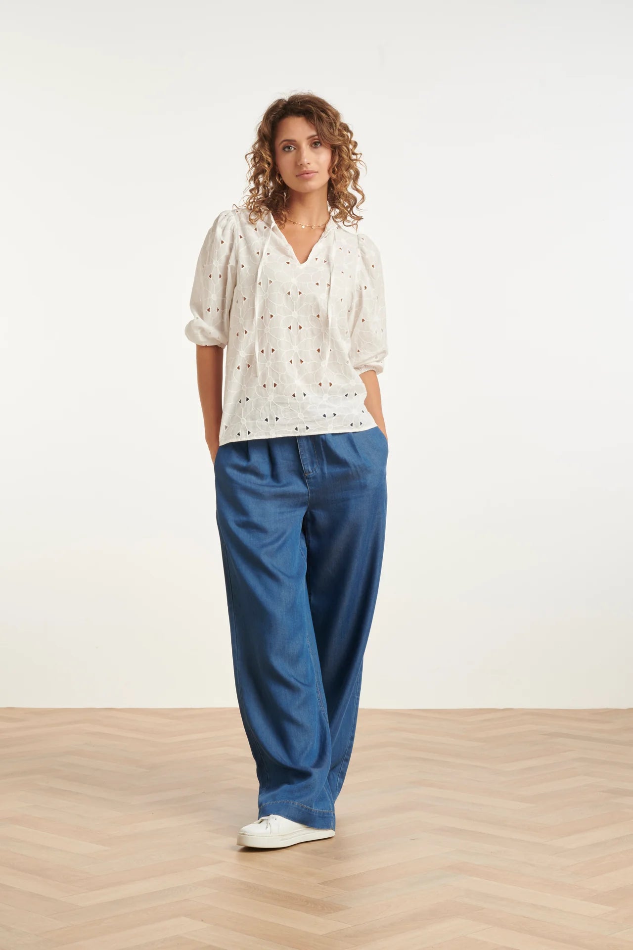 Smashed Lemon, WHITE BRODERIE TOP WITH V-NECK AND BALLOON SLEEVES | WHITE 26133