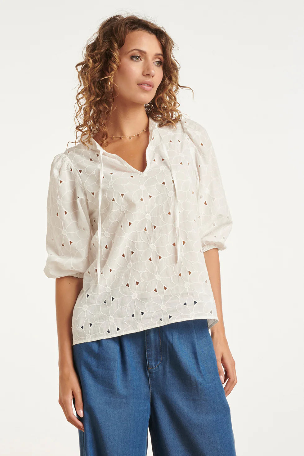 Smashed Lemon, WHITE BRODERIE TOP WITH V-NECK AND BALLOON SLEEVES | WHITE 26133