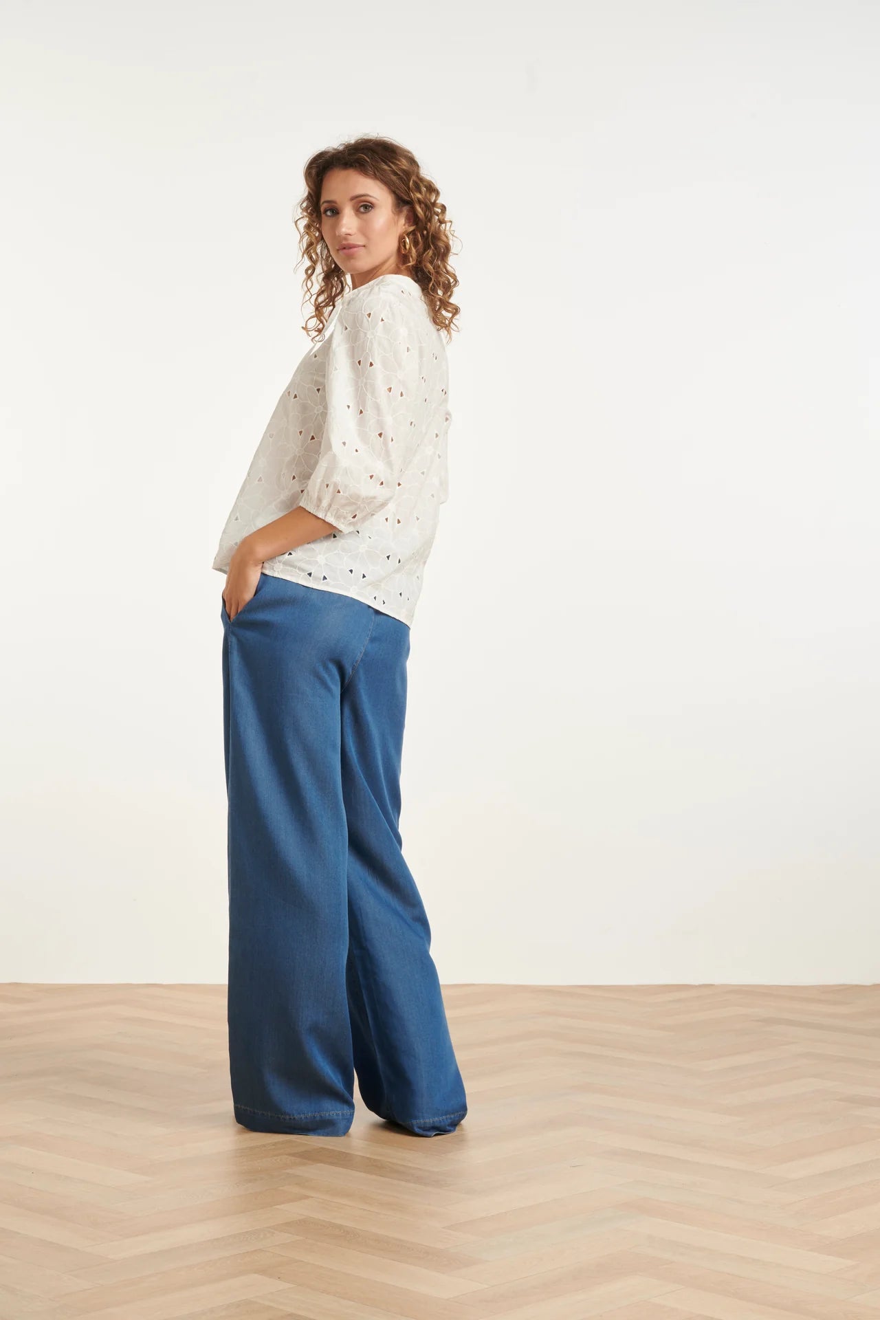 Smashed Lemon, WHITE BRODERIE TOP WITH V-NECK AND BALLOON SLEEVES | WHITE 26133