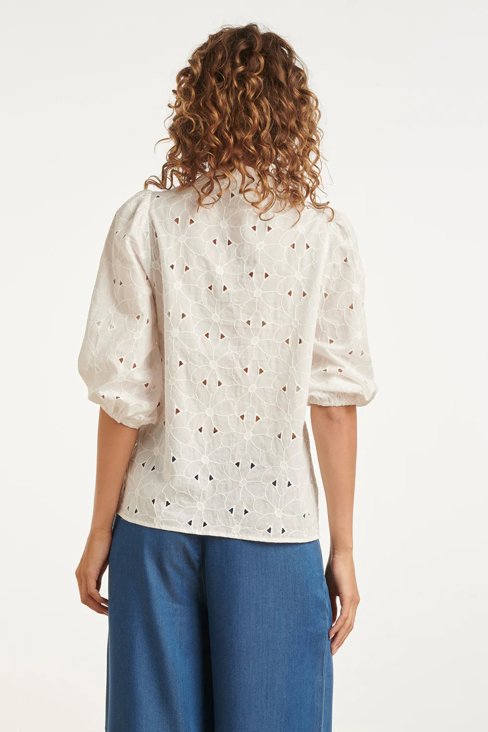 Smashed Lemon, WHITE BRODERIE TOP WITH V-NECK AND BALLOON SLEEVES | WHITE 26133