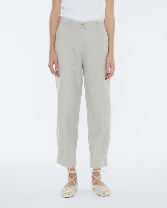 Andam, High waisted carrot pants. BEIGE
