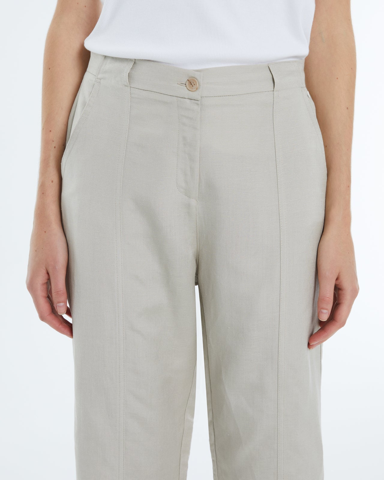 Andam, High waisted carrot pants. BEIGE
